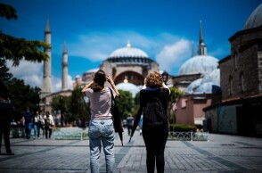 Τουρίστες φωτογραφίζουν την Αγία Σοφία στην Κωνσταντινούπολη © Unsplash 