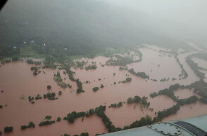 Στην Ινδία, στο δυτικό κρατίδιο Μαχαράστρα, ολόκληρες εκτάσεις καλύφθηκαν από το νερό της βροχής