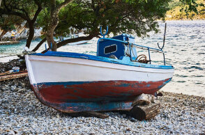 Βάρκα σε νησί (ΦΩΤΟ ΑΡΧΕΙΟΥ) - Το Σάββατο 24 Ιουλίου 2021 ξεκινούν οι αιτήσεις από τους παρόχους τουριστικών καταλυμάτων και ακτοπλοϊκών εισιτηρίων για το πρόγραμμα του ΟΑΕΔ Κοινωνικός Τουρισμός 2021