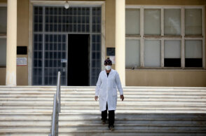 Υγειονομικός σε νοσοκομείο (ΦΩΤΟ ΑΡΧΕΙΟΥ) - Θα αυξηθούν οι εμβολιασμένοι που θα νοσηλευτούν, ανέφερε ο Ηλίας Μόσιαλος