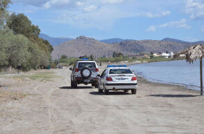 Περιπολικό της ΕΛΑΣ και όχημα του Λιμενικού σε παραλία (ΦΩΤΟ ΑΡΧΕΙΟΥ) - Η Ελλάδα είναι ετησίως 5η στην Ευρώπη σε πνιγμούς λουομένων στη θάλασσα