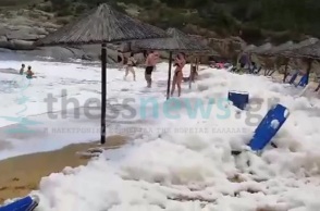 Γέμισε «αφρούς» παραλία στη Σιθωνία Χαλκιδικής 