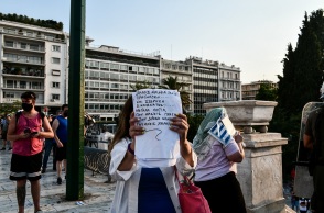 Συγκέντρωση διαμαρτυρίας στην πλατεία Συντάγματος ενάντια στους εμβολιασμούς
