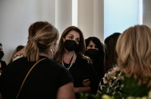 Η Άντζελα Γκερέκου στην κηδεία του Τόλη Βοσκόπουλου