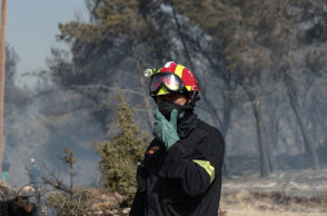 Πυροσβέστες σε δασική πυρκαγιά (ΦΩΤΟ ΑΡΧΕΙΟΥ) - Εκκενώθηκε οικισμός στην Αργολίδα καθώς μαίνεται η φωτιά