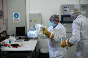 Υγειονομικός μεταφέρει συσκευασία με δόσεις από το εμβόλιο Pfizer (ΦΩΤΟ ΑΡΧΕΙΟΥ)