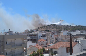 Φωτιά στη Σαλαμίνα - Αεροσκάφος Canadair πραγματοποιεί ρίψη νερού στην πυρκαγιά