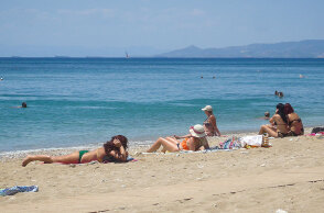 Λουόμενοι στην παραλία στο Παλαιό Φάληρο (ΦΩΤΟ ΑΡΧΕΙΟΥ) - Έρχεται καύσωνας μέσα στην εβδομάδα σύμφωνα με την πρόγνωση καιρού