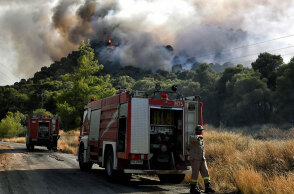 Φωτιά στην Κορινθία - Πυροσβεστικά οχήματα στην περιοχή Αλμυρή