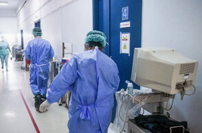 Γιατροί και νοσηλευτές σε νοσοκομείο αναφοράς για τον κορωνοϊό (ΦΩΤΟ ΑΡΧΕΙΟΥ) - Οι ανεμβολίαστοι κινδυνεύουν περισσότερο από τη μετάλλαξη Δέλτα, δήλωσε ο καθηγητής Αχιλλέας Γραβάνης