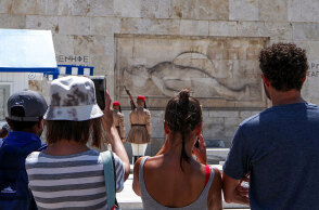 Τουρίστες στην Αθήνα (ΦΩΤΟ ΑΡΧΕΙΟΥ) - Ο ΕΟΔΥ ανακοίνωσε τα νέα κρούσματα κορωνοϊού σήμερα Κυριακή 25 Ιουλίου 2021 και έδωσε στη δημοσιότητα την κατανομή με τις περιοχές