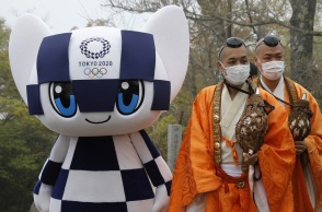 Ολυμπιακοί Αγώνες 2020 - Τόκιο, Ιάπωνες με παραδοσιακή φορεσιά ποζάρουν μπροστά στη μασκότ της διοργάνωσης