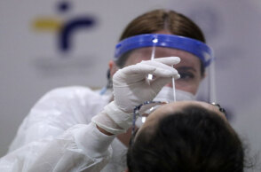 Υγειονομικός διενεργεί δωρεάν rapid test σε πολίτη για κορωνοϊό