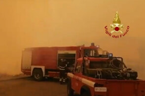 «Σκοτείνιασε» στη Σαρδηνία, καθώς ο πυκνός καπνός από τη μεγάλη φωτιά «έκρυψε» τον ήλιο