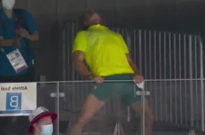 Η Αριάνε Τίτμους κέρδισε τις εντυπώσεις στο νερό κερδίζοντας το χρυσό στην κολύμβηση, ενώ ο προπονητής της κέρδιζε τις εντυπώσεις στις κερκίδες © YouTube