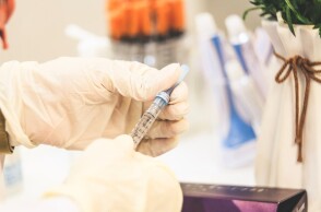 Γιατρός εμβολιάζει ασθενή © Unsplash - Σκέψεις για εμβολιασμό χωρίς ραντεβού τον Αύγουστο 