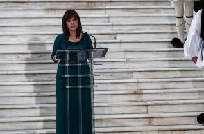 Η ΠτΔ Κατερίνα Σακελλαροπούλου στη δεξίωση για την 47η Επέτειο της Αποκατάστασης της Δημοκρατίας, στον κήπο του Προεδρικού Μεγάρου 