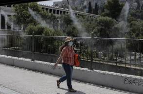 Κύμα καύσωνα - Γυναίκα με γυαλιά ηλίου και καπέλο στην Αθήνα