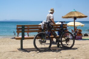 Στιγμιότυπο από παραλία της Αττικής © EUROKINISSI