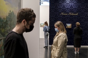 Νέα Υόρκη, ΗΠΑ: Πολίτες φορούν μάσκα προστασίας από τον κορωνοϊό σε εσωτερικούς χώρους