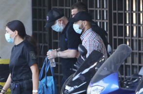 Ο Πέτρος Φιλιππίδης κατά τη μεταγωγή του στις φυλακές Τρίπολης