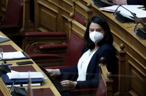 Η υπουργός Παιδείας, Νίκη Κεραμέως, με μάσκα στη Βουλή 
