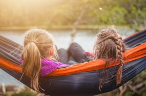 Στιγμιότυπο από παιδική κατασκήνωση © UNSPLASH