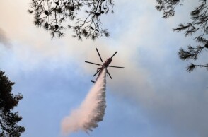 Ελικόπτερο της Πυροσβεστικής κάνει ρίψη νερού © EUROKINISSI / ΒΑΣΙΛΗΣ ΡΕΜΠΑΠΗΣ 