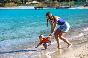 Γυναίκα με παιδάκι στην παραλία