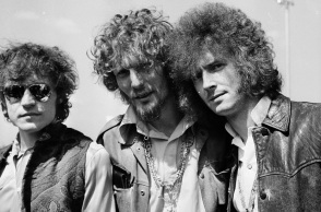 Jack Bruce, Ginger Baker και Eric Clapton, οι Cream στο αεροδρόμιο του Λονδίνου πριν ταξιδέψουν στο Λος Άντζελες, 20 Αυγούστου 1967
