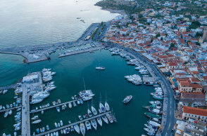 Λιμάνι Αίγινας από ψηλά 