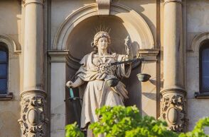 Άγαλμα της Θέμιδας, θεάς της Δικαιοσύνης