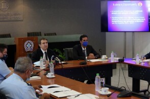 O υπουργός Προστασίας του Πολίτη Μιχάλης Χρυσοχοΐδης (Α) και ο Εθνικός Εισηγητής για την καταπολέμηση εμπορίας ανθρώπων, Ηρακλής Μοσκώφ (Δ) στη διαδικτυακή παρουσίαση της «Στρατηγικής για την Καταπολέμηση της Εμπορίας Ανθρώπων 2021-2025» © ΑΠΕ / Αλέξανδρο