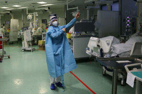 Υγειονομικός σε νοσοκομείο αναφοράς για τον κορωνοϊό στην Ιταλία