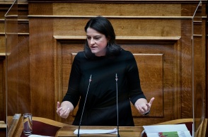 Η υπουργός Παιδείας, Νίκη Κεραμέως, στο βήμα της Βουλής