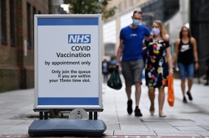 Κορωνοϊός: Πολίτες με μάσκα στη Βρετανία