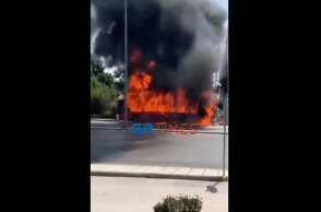 Το λεωφορείο του ΚΤΕΛ στη Θεσσαλονίκη που παραδόθηκε στις φλόγες