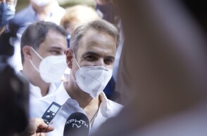 Ο πρωθυπουργός Κυριάκος Μητσοτάκης κατά την επίσκεψή του στο Σπήλι Ρεθύμνου όπου διενεργούνται εμβολιασμοί από κινητή μονάδα © ΑΠΕ / ΔΗΜΗΤΡΗΣ ΠΑΠΑΜΗΤΣΟΣ