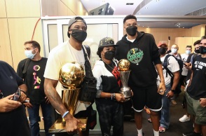 Στην Ελλάδα έφτασε το μεσημέρι ο Γιάννης Αντετοκούνμπο μαζί με τον αδερφό του Θανάση. Μαζί τους, και το βαρύτιμο τρόπαιο του NBA που κατέκτησαν οι Μπακς 