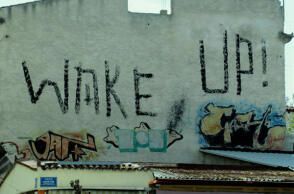 Γκράφιτι στην Αθήνα με τη φράση "Wake Up"