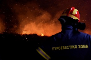 Φωτιά στη Ρόδο: Προληπτική εκκένωση των επισκεπτών στην Κοιλάδα των Πεταλούδων – μεγάλη επιχείρηση της Πυροσβεστικής με τη συνδρομή του στρατού και εθελοντών