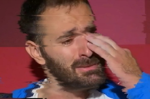 Ο αθλητής της άρσης βαρών Θοδωρής Ιακωβίδης κάνει δηλώσεις δακρυσμένος