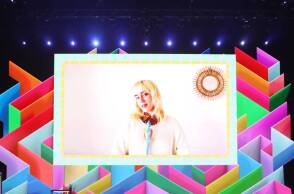 Η Billie Eilish «παραλαμβάνει» το βραβείο για την Best International Solo Female Artist στα BRIT Awards 2021 