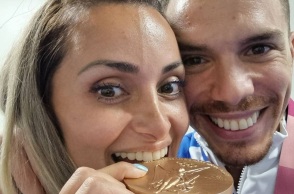 Ολυμπιακοί Αγώνες 2020 - Τόκιο: Η Βασιλική Μιλλούση και ο Λευτέρης Πετρούνιας ποζάρουν με το χάλκινο μετάλλιο
