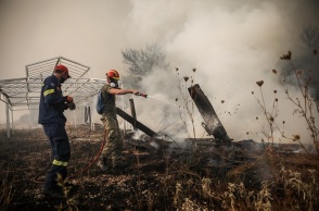 Στιγμιότυπο από τη φωτιά στη Βαρυμπόμπη