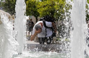 Καύσωνας στο κέντρο της Αθήνας © EUROKINISSI