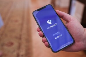 Η εφαρμογή MyHealth στην οθόνη κινητού τηλεφώνου κατά τη διάρκεια της παρουσίασης © AΠΕ / ΓΙΩΡΓΟΣ ΒΙΤΣΑΡΑΣ