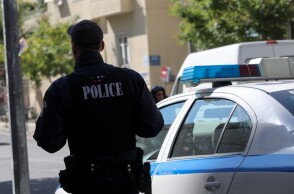 Αστυνομικός δίπλα σε περιπολικό © EUROKINISSI