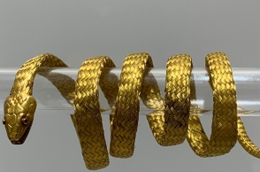 Χρυσό βραχιόλι του 19ου αιώνα από τη Μύκονο από την έκθεση "Το αρχιπέλαγος φλέγεται"