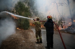 Φωτιά στη Βαρυμπόμπη - Στιγμιότυπο από την επιχείρηση κατάσβεσης